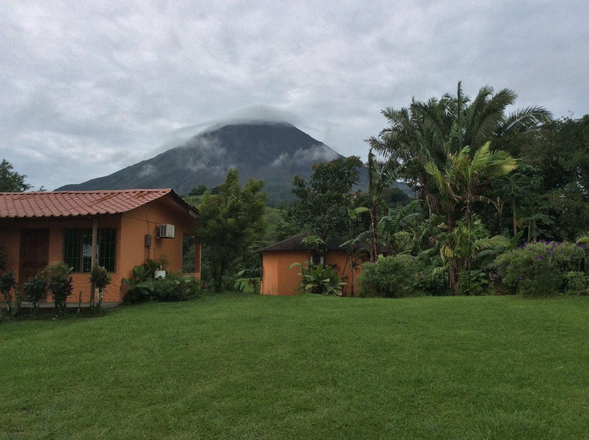 Cabinas Los Guayabos Hotel La Fortuna Exterior photo