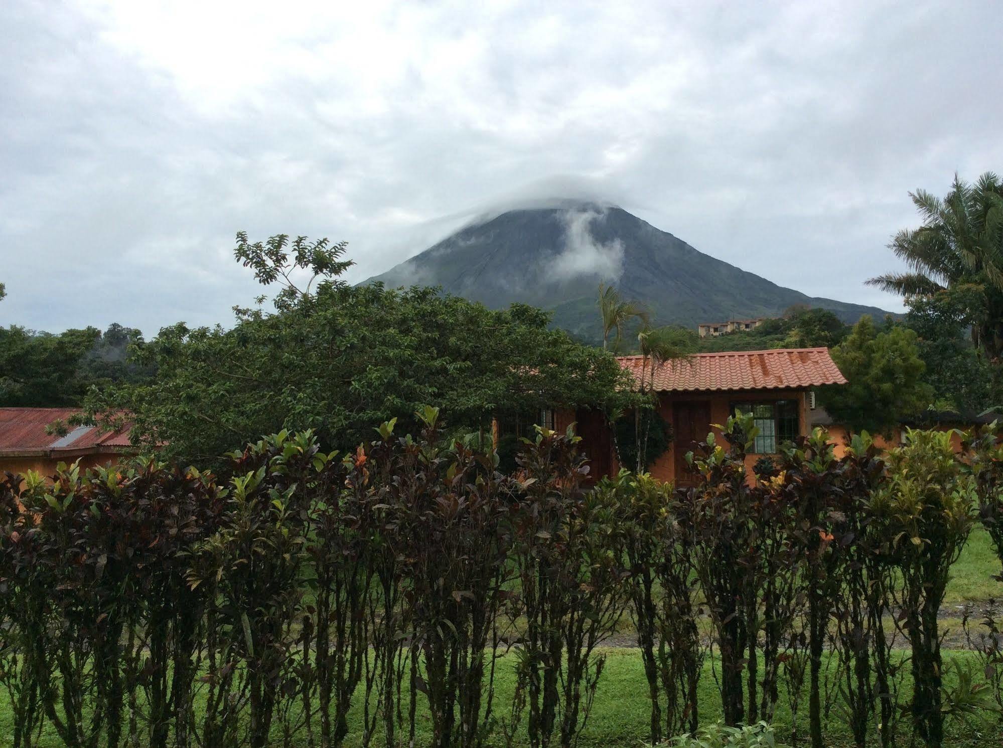 Cabinas Los Guayabos Hotel La Fortuna Exterior photo